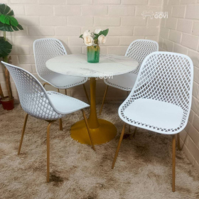 Comedor Médanos: Mesa Tulip Gold + Sillas Panali